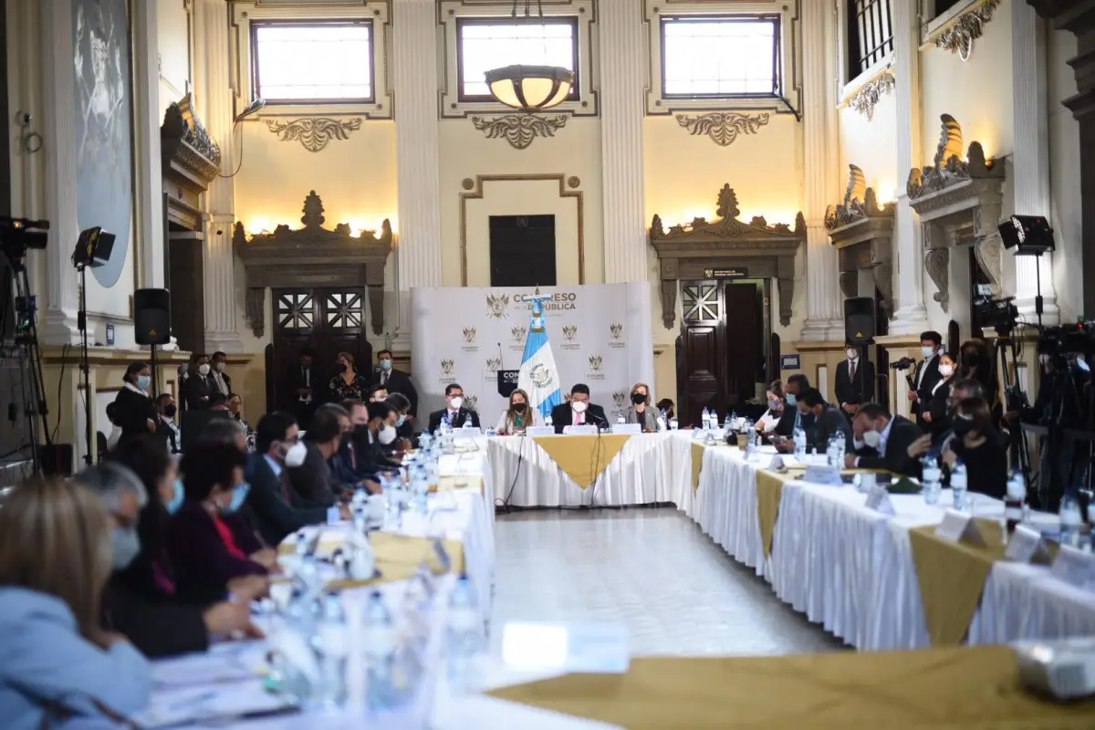 La ministra de Salud, Amelia Flores, explica a los jefes de bloque las primeras dos fases del Plan Nacional de Vacunación contra el COVID-19. Foto: Edwin Bercián