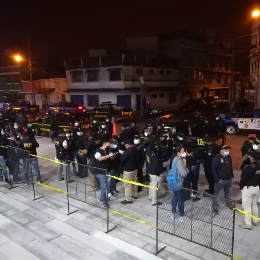 Un masivo despliegue de fiscales y policías se realizó para capturar a los supuestos extorsionistas. Foto: MP