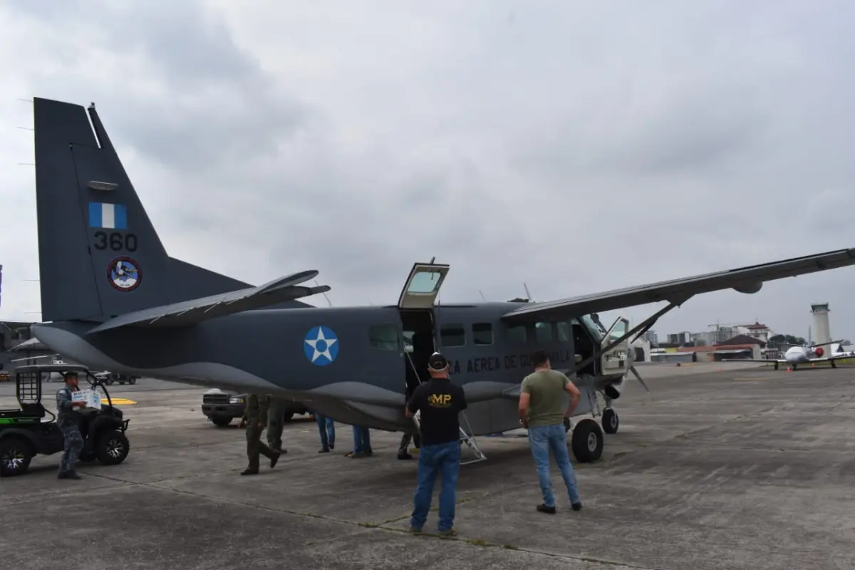 Personal del Ministerio Público (MP) se traslada a la Sierra Lacandón, en donde fue localizada droga y una aeronave incinerada. Foto: Ejército de Guatemala