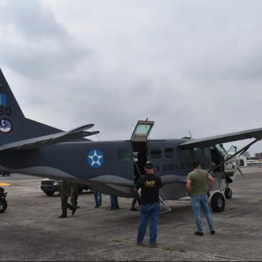 Personal del Ministerio Público (MP) se traslada a la Sierra Lacandón, en donde fue localizada droga y una aeronave incinerada. Foto: Ejército de Guatemala