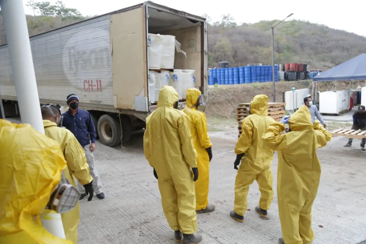 Autoridades destruyen precursores químicos usados para la elaboración de droga sintética. Foto: Mingob