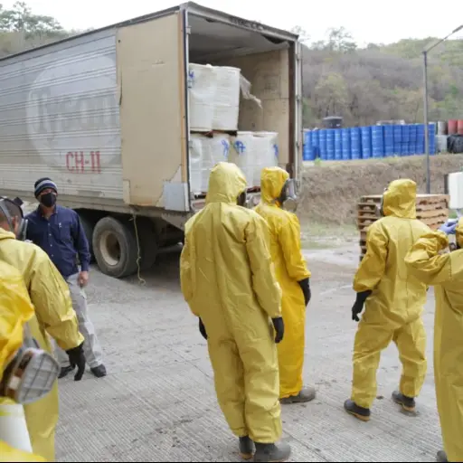 Autoridades destruyen precursores químicos usados para la elaboración de droga sintética. Foto: Mingob