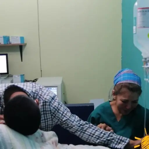 mujer-da-a-luz-veterinaria-zona-10 ,