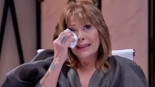 ¡VIDEO! Alejandra Guzmán: se le zafa la cadera en pleno show