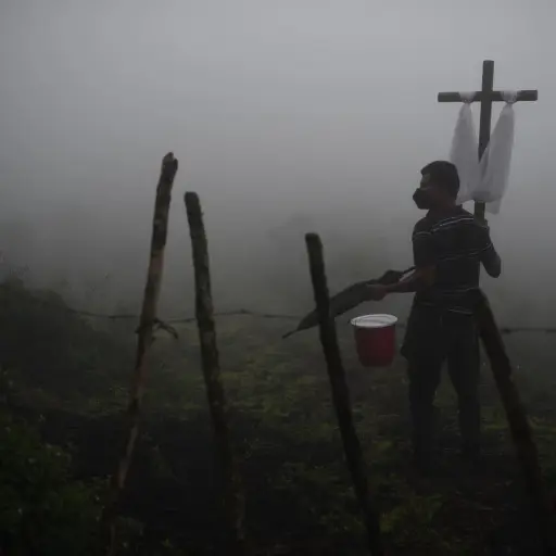 Realizan procesión para pedir el cese de la actividad volcánica del Pacaya. Foto: Edwin Bercián