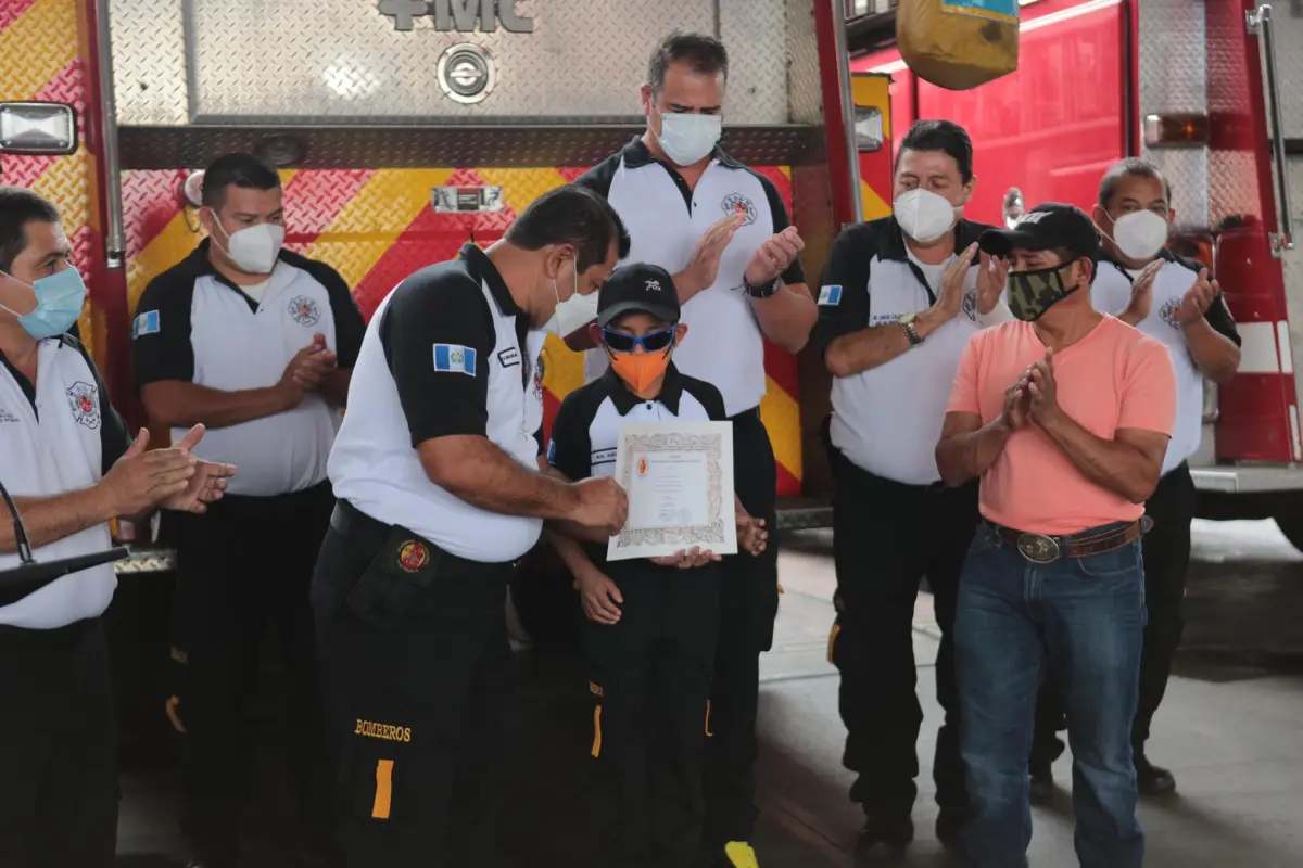 Olvin López, de 10 años, fue nombrado como bombero voluntario honorario. Foto: Oliver de Ros