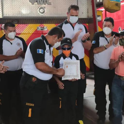 Olvin López, de 10 años, fue nombrado como bombero voluntario honorario. Foto: Oliver de Ros