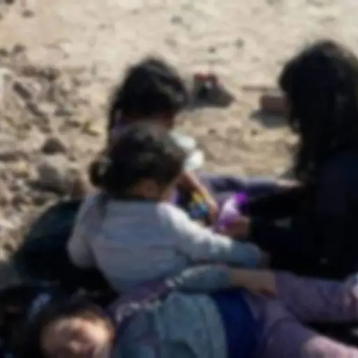 Niñas abandonadas a orillas del Río Grande ,