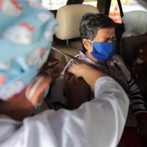 Personas de 70 años o mayores buscan la vacuna contra el nuevo coronavirus (COVID-19). Foto: Oliver de Ros