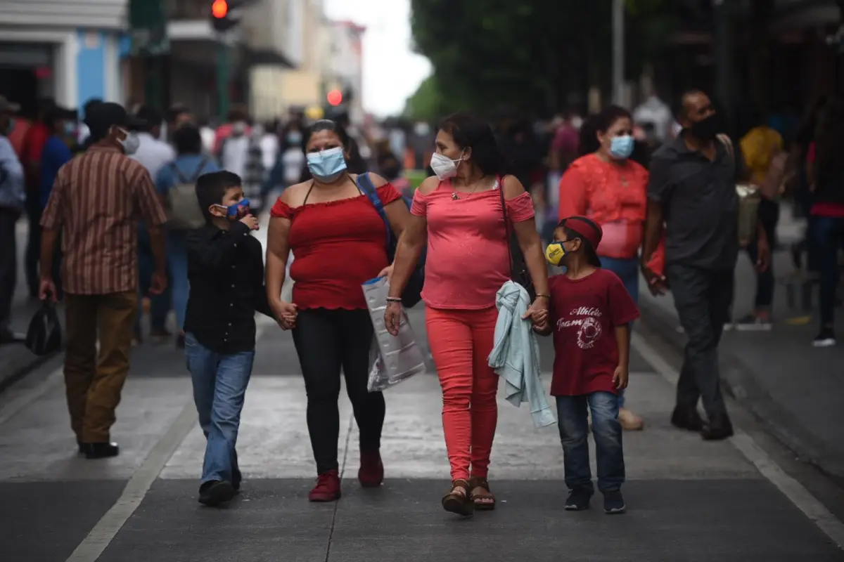 Familias festejan el Día de la madre en el Paseo de la Sexta. Foto: Edwin Bercián