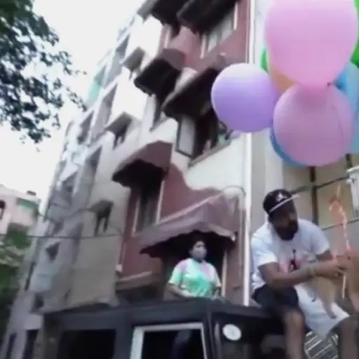 youtuber-eleva-a-su-perro-con-globos-de-helio ,