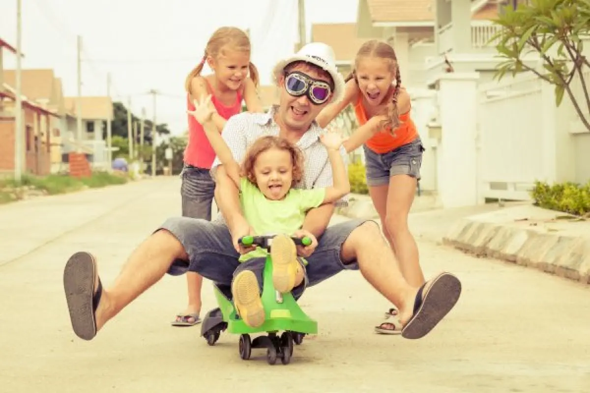 depositphotos_53500629-stock-photo-father-and-children-playing-near, 