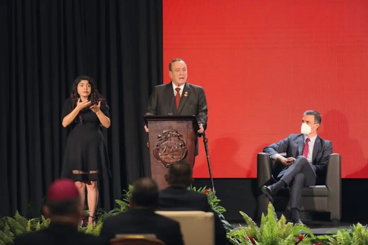 Alejandro Giammattei y Pedro Sánchez, presidentes de Guatemala y España, respectivamente, en la Cumbre del SICA. Foto: AGN