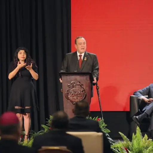 Alejandro Giammattei y Pedro Sánchez, presidentes de Guatemala y España, respectivamente, en la Cumbre del SICA. Foto: AGN