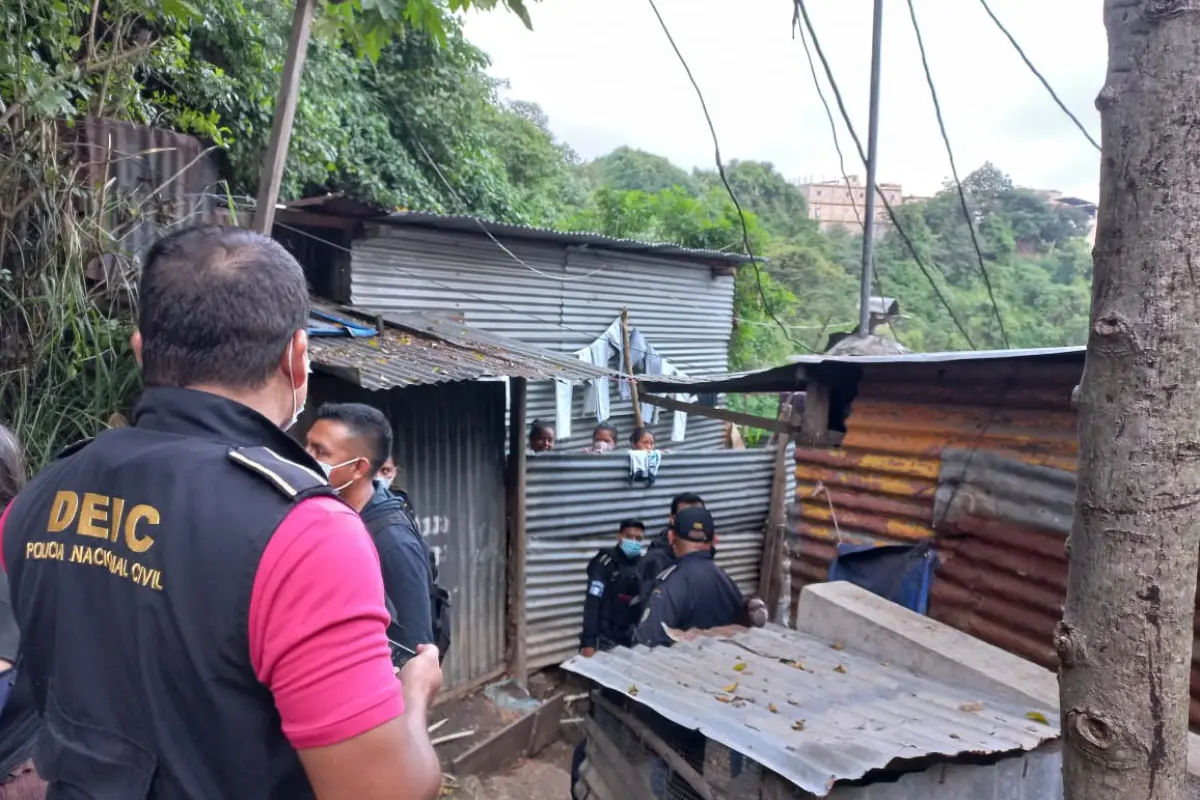 Autoridades rescatan a una bebé que era sometida a acciones de violencia en su vivienda. Foto: PNC