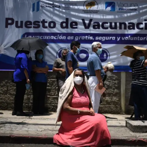 Adultos mayores buscan se vacunados contra el nuevo coronavirus. COVID-19. Foto: Edwin Bercián