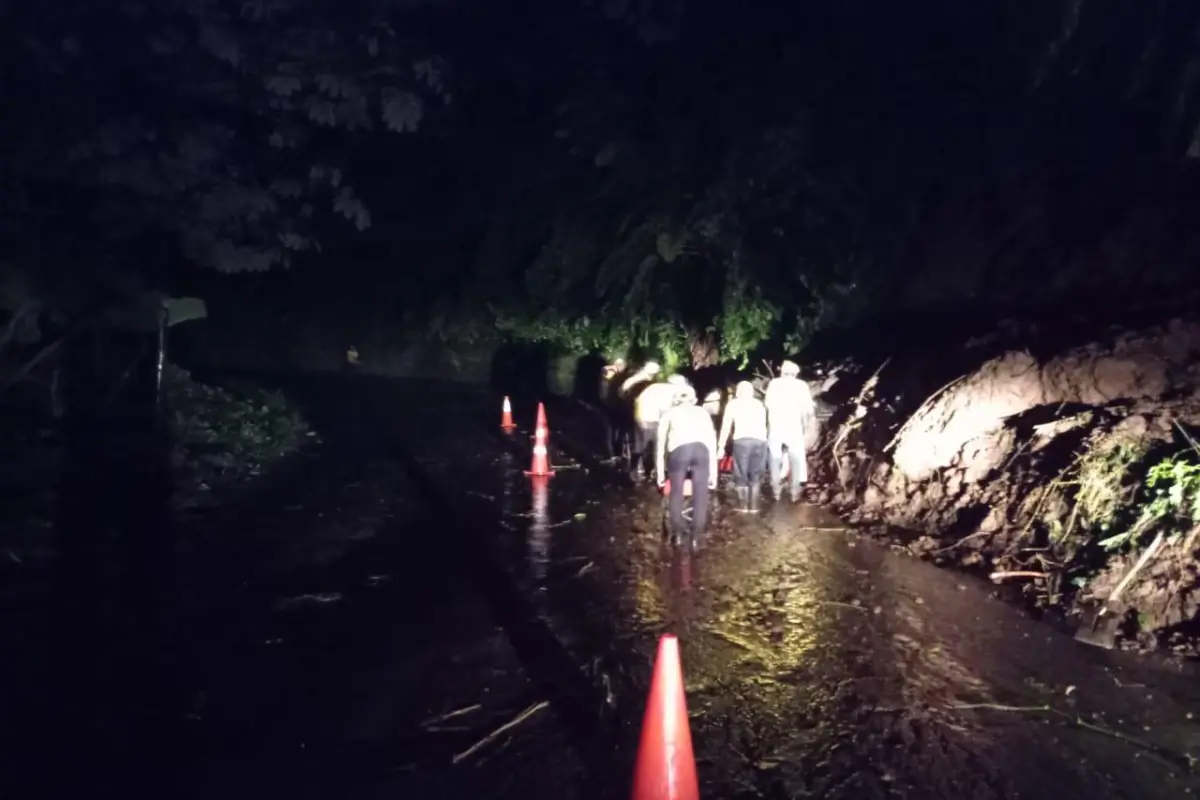 Lluvia causa deslizamiento de tierra en ruta de Quetzaltenango a San Marcos. Foto: Conred