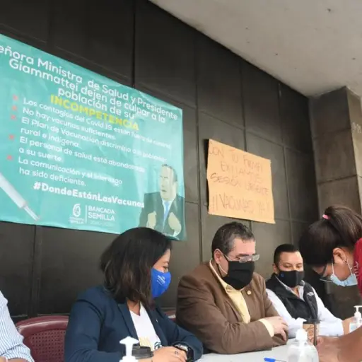 Diputados de la bancadas Semilla piden firmas para solicitar la agilización de sesión para conocer donación de vacunas contra el COVID-19. Foto: Omar Solís