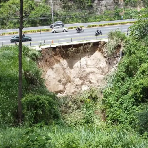 Tránsito hacia el sur resultaría afectado por socavamiento. Foto: Covial