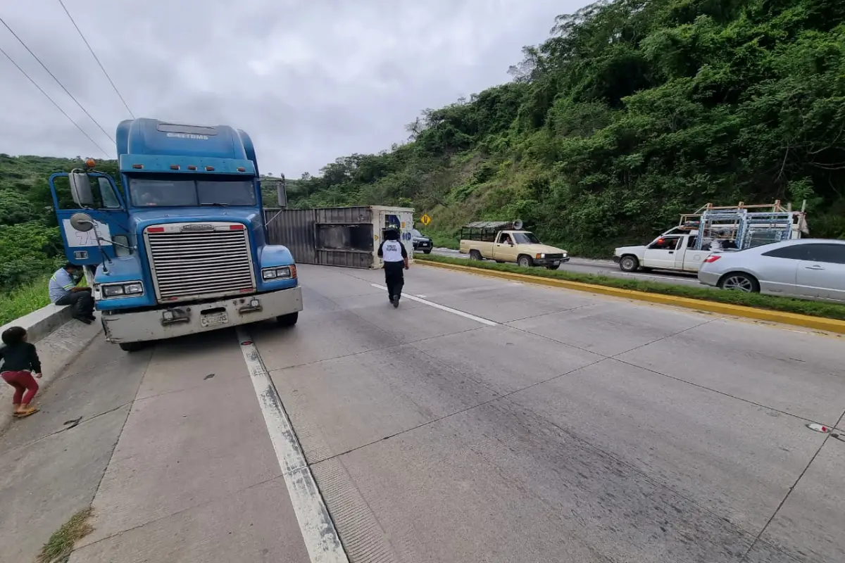 Contenedor vuelca en ruta al Atlántico a inmediaciones de El Progreso, 