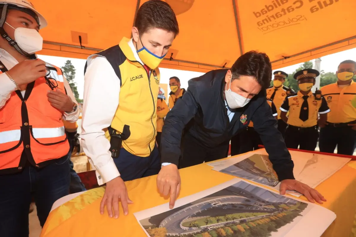 Sebastián Siero y Ricardo Quiñónez, alcaldes de Santa Catarina Pinula y de Guatemala, respectivamente, supervisan trabajos de paso a desnivel. Foto: Municipalidad de Guatemala