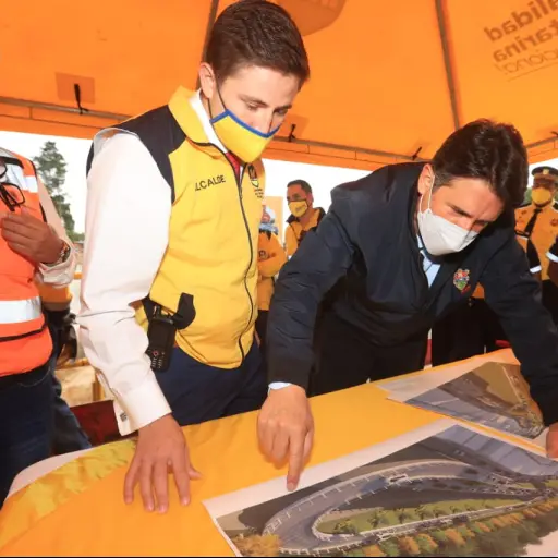 Sebastián Siero y Ricardo Quiñónez, alcaldes de Santa Catarina Pinula y de Guatemala, respectivamente, supervisan trabajos de paso a desnivel. Foto: Municipalidad de Guatemala