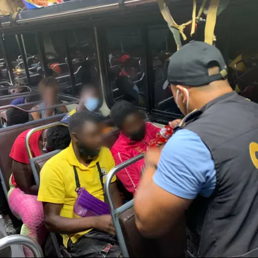 La Policía Nacional Civil (PNC) rescató a más de 100 personas que ingresaron de forma irregular al país. Foto: PNC