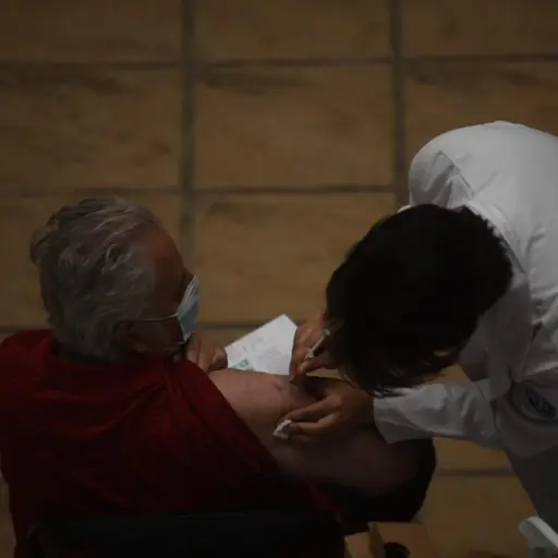 Vacunación de adultos mayores por inmunización contra el coronavirus. COVID-19. Foto: Edwin Bercián