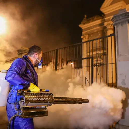 Municipalidad de Guatemala realiza tareas de limpieza contra el COVID-19 ante alerta sanitaria emitida por Salud. Foto: Municipalidad de Guatemala