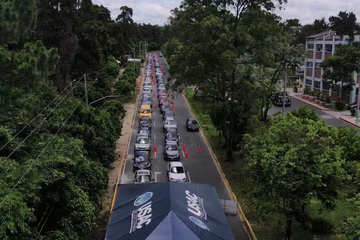 vacunacion-vehicular-contra-covid-19-coronavirus-pandemia-guatemala-usac-universidad-san-carlos-guatemala-20-julio-2021-edwin-bercian-publinews-emisoras-unidas (5), 