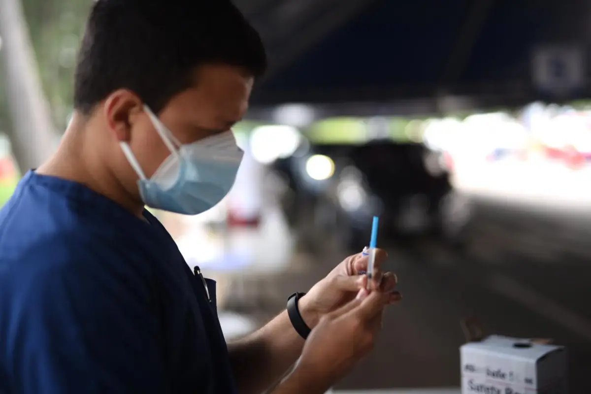 vacunacion-vehicular-contra-covid-19-coronavirus-pandemia-guatemala-usac-universidad-san-carlos-guatemala-20-julio-2021-edwin-bercian-publinews-emisoras-unidas (1), 