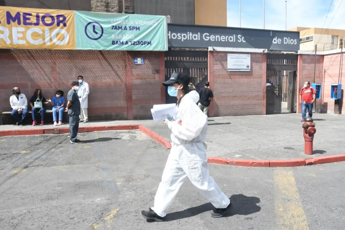 medicos hospital san juan de dios en conferencia por crisis por pandemia covid-19 coronavirus guatemala medidas restricciones publinews emisoras unidas omar solis (18), 