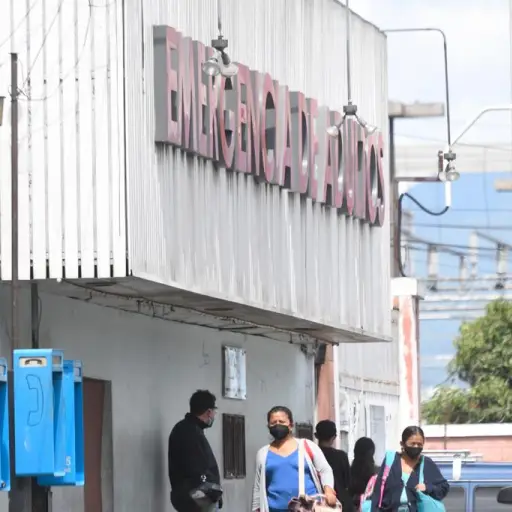 medicos hospital san juan de dios en conferencia por crisis por pandemia covid-19 coronavirus guatemala medidas restricciones publinews emisoras unidas omar solis (17) ,
