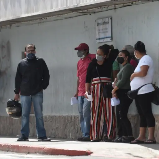 medicos hospital san juan de dios en conferencia por crisis por pandemia covid-19 coronavirus guatemala medidas restricciones publinews emisoras unidas omar solis (11) ,