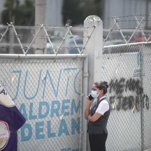 Familiares de víctimas por Covid-19 con dolor y desconsuelo en las afueras del hospital temporal del Parque de la Industria. Foto: Edwin Bercián