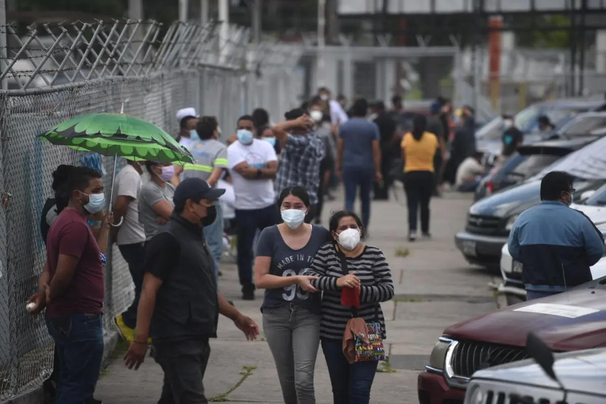 Familiares de víctimas por Covid-19 con dolor y desconsuelo en las afueras del hospital temporal del Parque de la Industria. Foto: Edwin Bercián