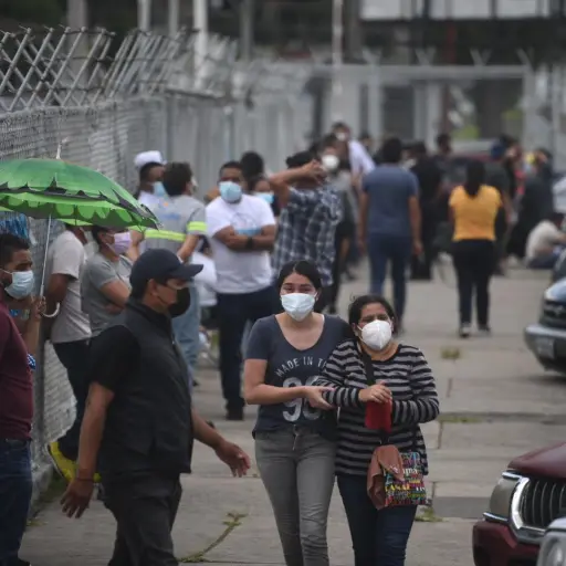 Familiares de víctimas por Covid-19 con dolor y desconsuelo en las afueras del hospital temporal del Parque de la Industria. Foto: Edwin Bercián