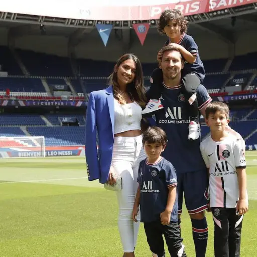 messi-da-primer-paseo-en-paris-emisoras-unidas- ,