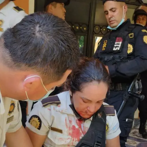 Agentes PNC agredidos por manifestantes ,