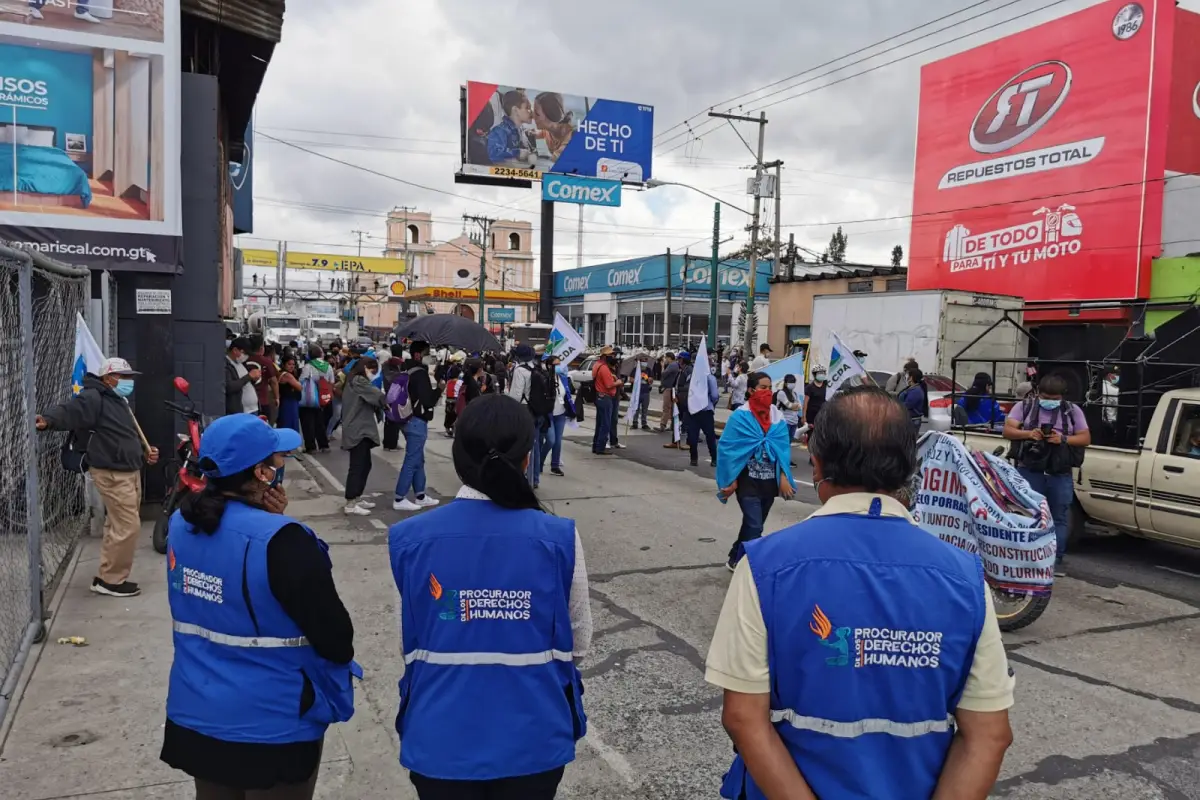 Delegados de la Procuraduría de los Derechos Humanos (PDH) verifican el respeto a los manifestantes en la calle Martí. Foto: PDH