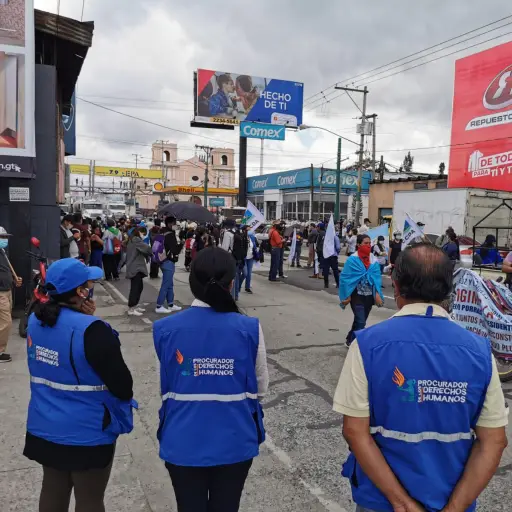 Delegados de la Procuraduría de los Derechos Humanos (PDH) verifican el respeto a los manifestantes en la calle Martí. Foto: PDH