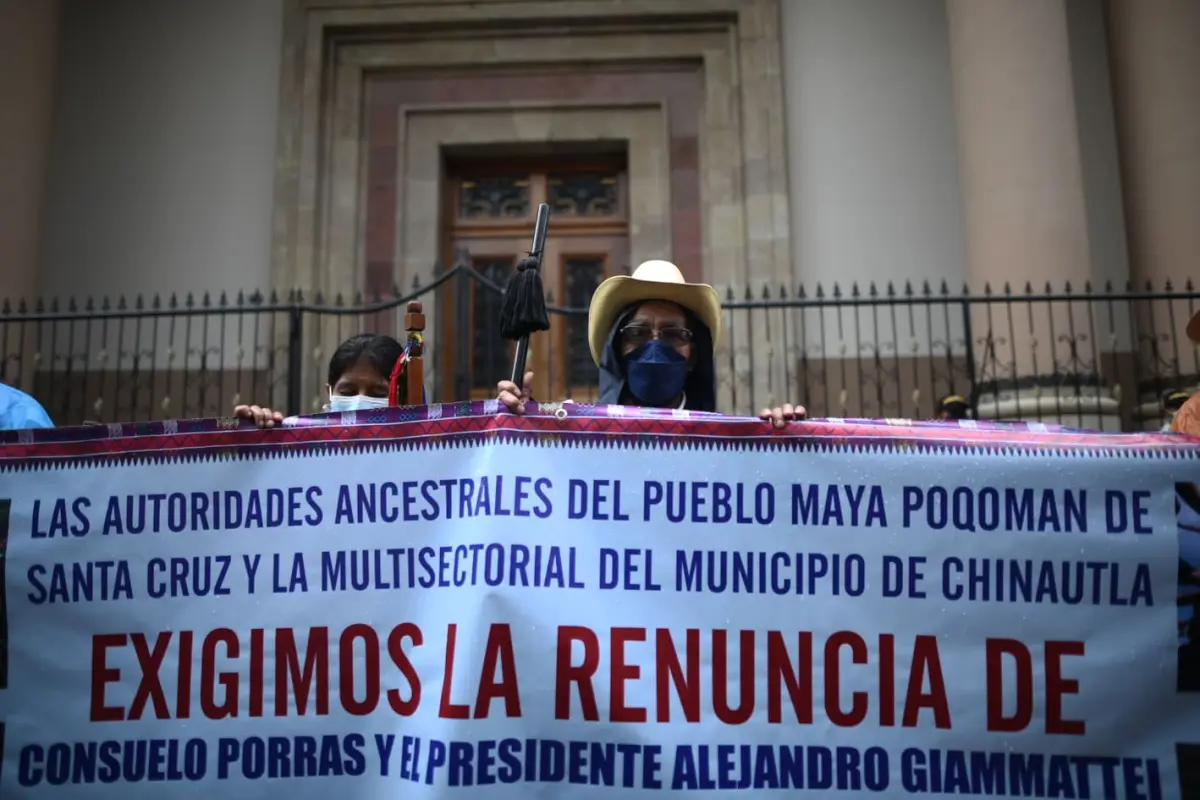 Manifestantes exigen renuncia de Alejandro Giammattei, presidente, y de María Consuelo Porras Argueta, fiscal general. Foto: Edwin Bercián