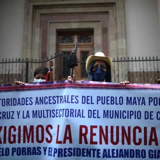 Manifestantes exigen renuncia de Alejandro Giammattei, presidente, y de María Consuelo Porras Argueta, fiscal general. Foto: Edwin Bercián