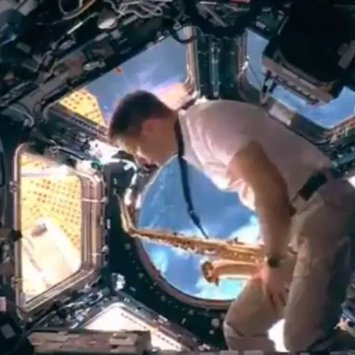 astronauta-toca-saxofon-traspaso-juegos-olimpicos-emisoras-unidas- ,