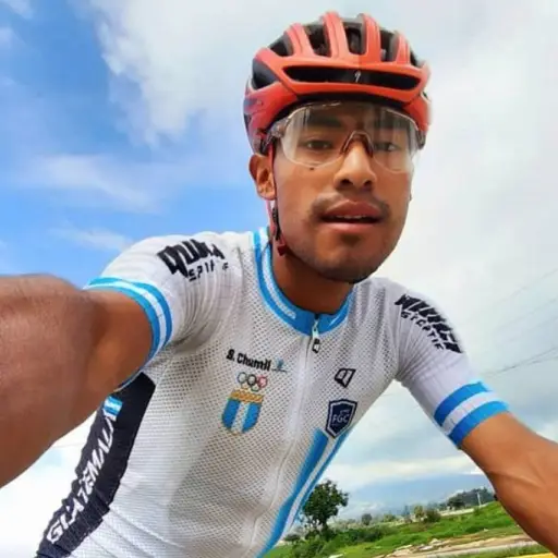 sergio-chumil-correra-en-europa-equipo-espanol-emisoras-unidas-1 ,