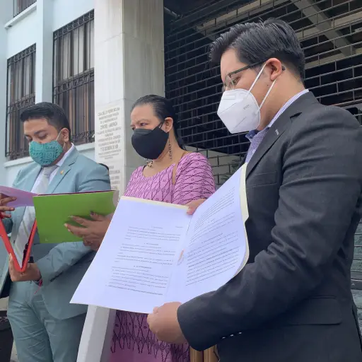 Presentan amparo contra política de protección a la vida y la institucionalidad de la familia ,