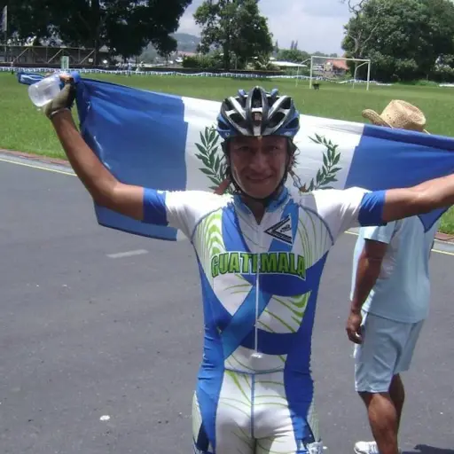 edy-villatoro-campeon-de-patinaje-guatemala-muere-por-covid-9-emisoras-unidas- ,