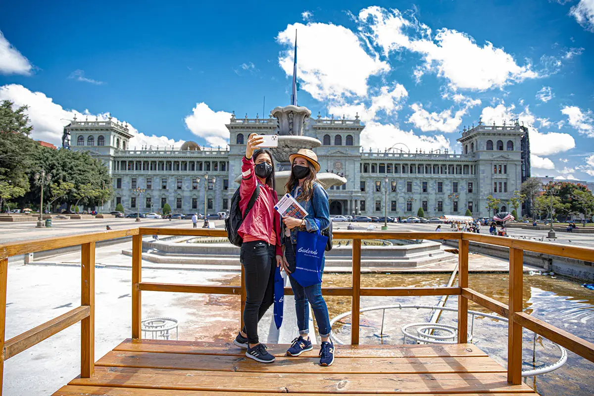 TURISTAS EN EL CENTRO HISTÓRICO ruta turística del bicentenario ciudad de guatemala inguat (1), 