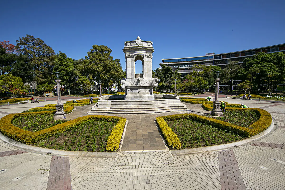 TURISTAS EN EL CENTRO HISTÓRICO ruta turística del bicentenario ciudad de guatemala inguat (3), 