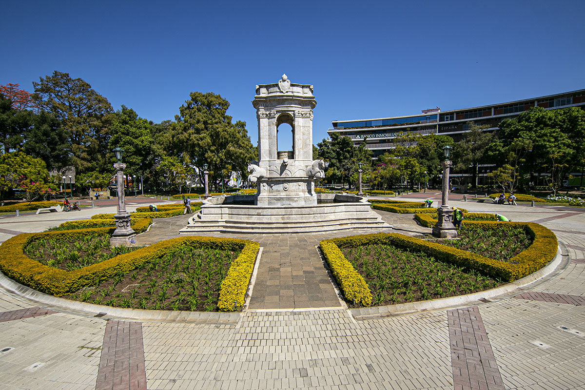 TURISTAS EN EL CENTRO HISTÓRICO ruta turística del bicentenario ciudad de guatemala inguat (3) | 